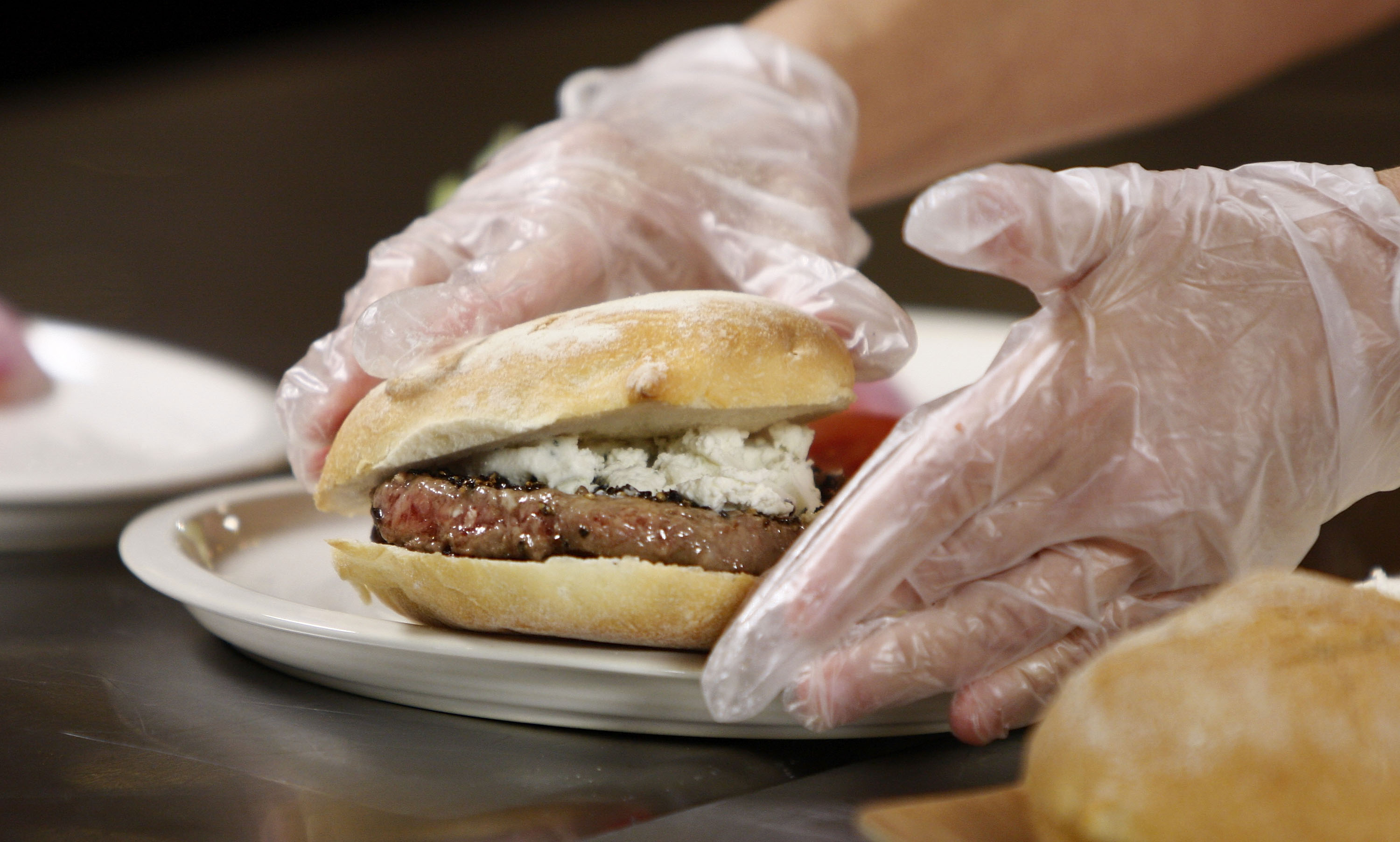 Tyler Florence Judges Applebee�s 'Big Burger Showdown'