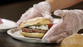 Tyler Florence Judges Applebee�s 'Big Burger Showdown'