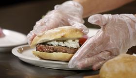 Tyler Florence Judges Applebee�s 'Big Burger Showdown'