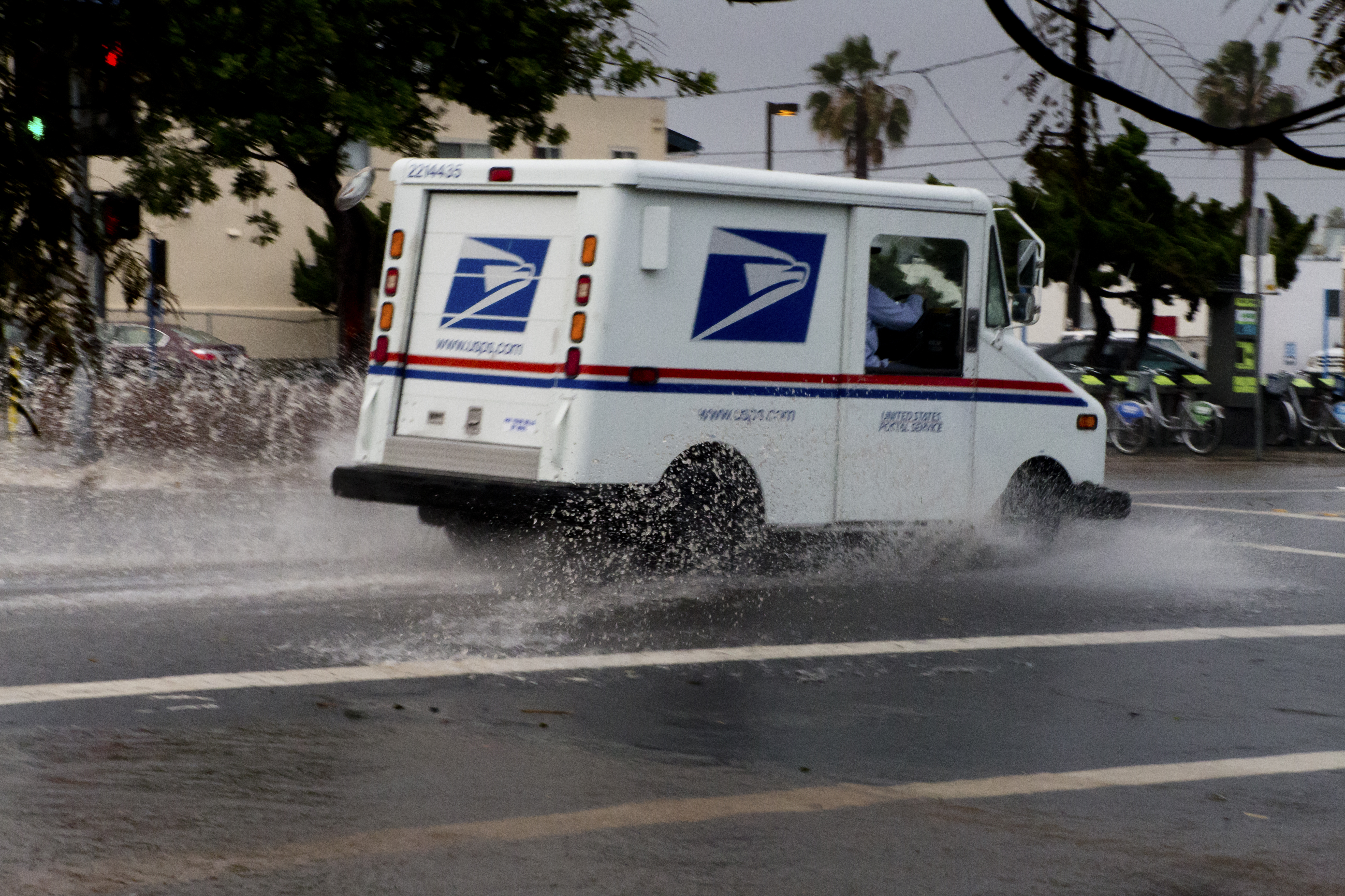 El Nino - Heavy rain slows down traffic