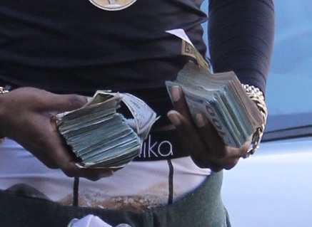 Fetty Wap flaunts large amounts of cash in Beverly Hills