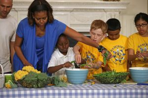 Michelle Obama And Local Students Harvest Crops From White House Kitchen Garden