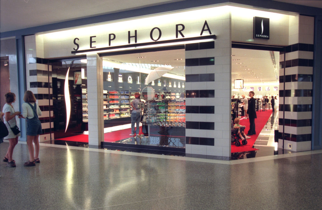 Sephora, a new beauty store at the Ridgedale Mall for Variety Shopping Bag feature. -- Minnetonka, Mn.--The exterior of Sephora, a new concept beauty store with cosmetics, fragrances, makeovers, etc. located in Ridgedale Mall.(Photo By JOEY MCLEISTER/Sta