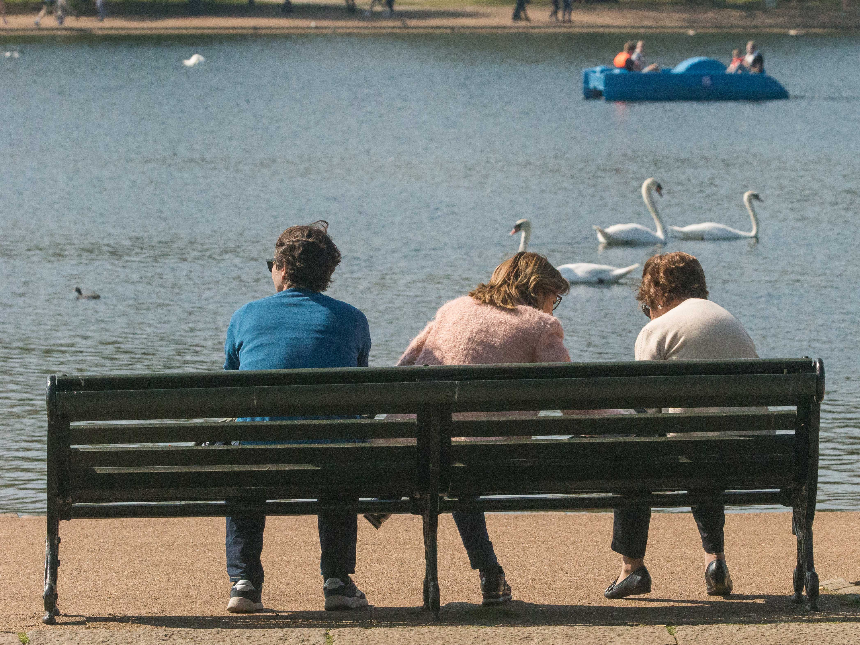 Londoners enjoy the warm Easter weather