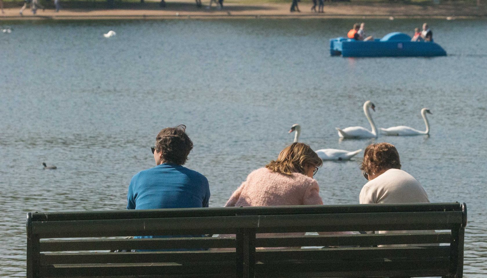 Londoners enjoy the warm Easter weather