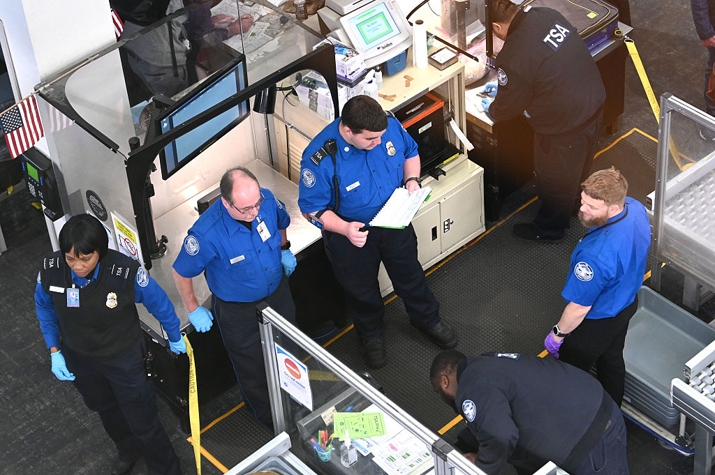 tu102425_Government Shutdown security checkpoint